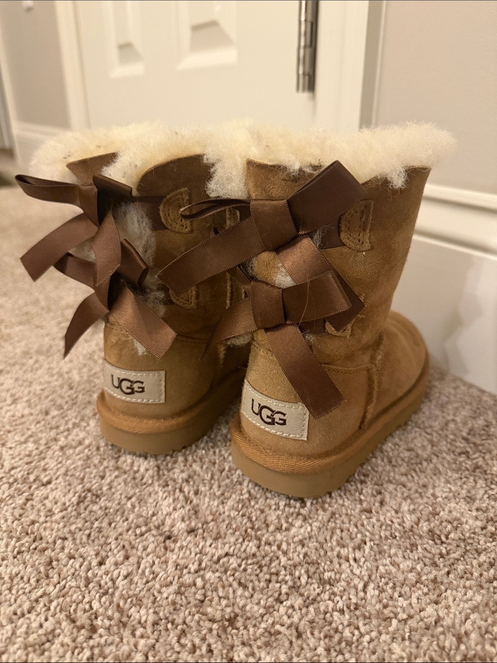 UGG toddler girl size 9 Chestnut Bow-Back Short Shearling Boots
